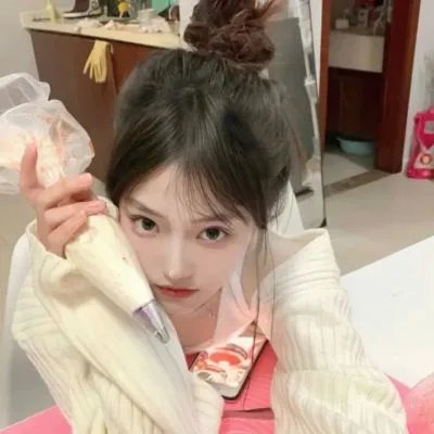与一位女士合影